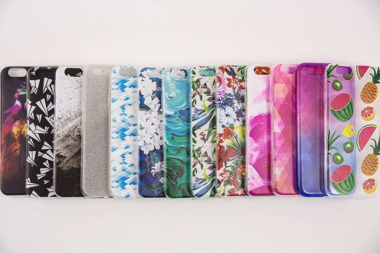 Different style of best phone cases in the table
